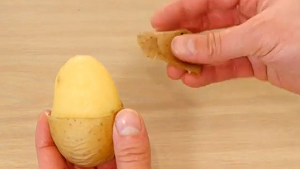 Comment éplucher facilement des pommes de terre cuites - Philandcocuisine