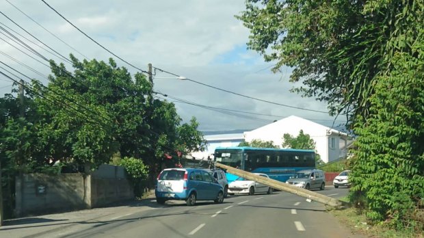 Pierrefonds - poteau tombé - route bloquée