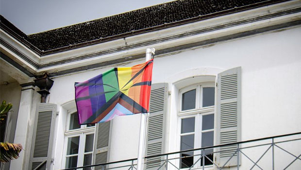Un drapeau LGBTQIA+ devant la préfecture et la mairie de Saint