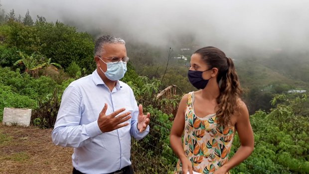 Mafate : Cyrille Mechior, Huguette Bello et Jacques Billant en visite à Roche Plate 