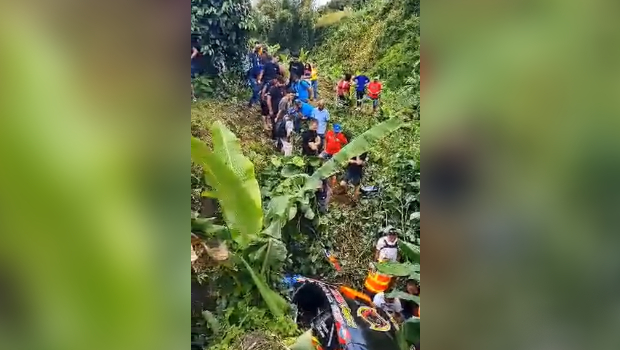 Accident de Damien Dorseuil : les spectateurs forment une chaîne humaine pour sortir le pilote du fossé