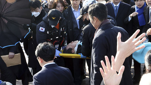 Coree du Sud : le leader de l’opposition a été victime d’un coup de couteau en pleine rue