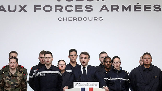 Vœux aux Armées : deux militaires s’effondrent pendant le discours de Macron 