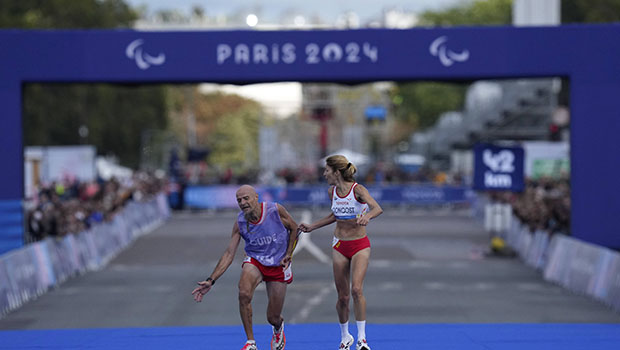 Une marathonienne rate la médaille de bronze pour avoir aidé son guide