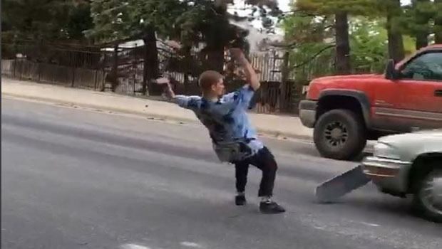 Histoire incroyable : un skateur était à deux doigts de perdre la vie