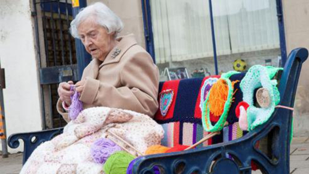 A 104 ans, une Ecossaise fait du street art en tricotant