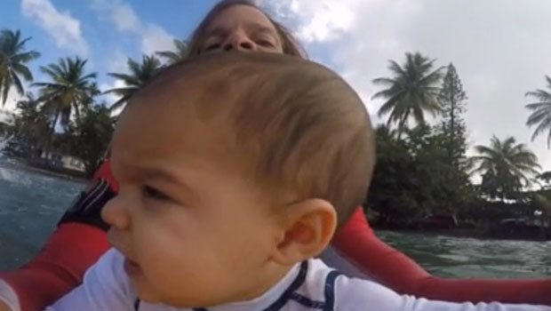 Incroyable : à 9 mois, ce bébé surfe sa première vague !