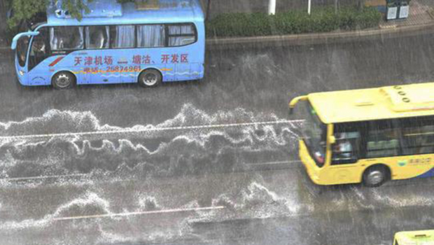 Chine : la pluie laisse une étrange mousse blanche à Tianjin 