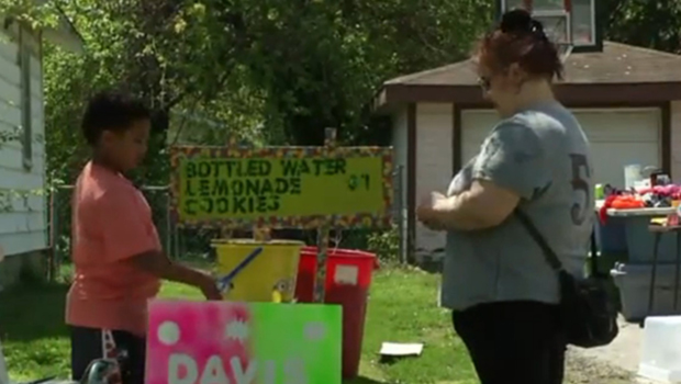 Belle histoire du jour : un enfant de 9 ans vend de la limonade pour payer son adoption