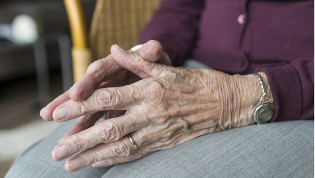 Vieux - Mains - Agé - solidarité