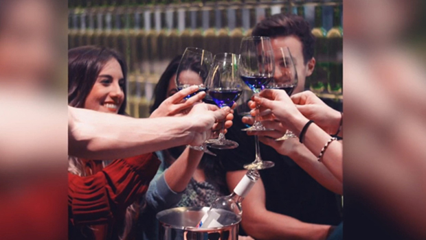 Cet été, le vin se met au bleu 