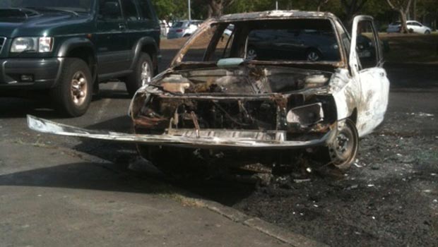 Une voiture brûlée derrière le commissariat du Port