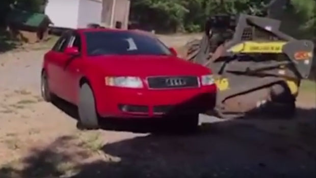      Un père en colère détruit la voiture de sa fille avec un engin de chantier 