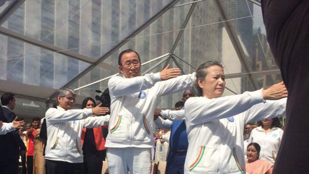 Des milliers de fans de yoga à Times square, dont Ban Ki-moon