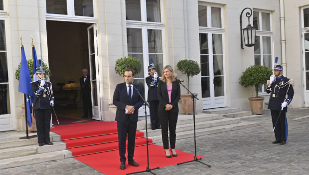 La cérémonie de passation de pouvoirs entre Sébastien Lecornu et Yaël Braun-Pivet