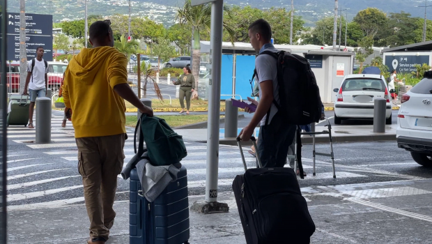 Voyage - Vacances - Voyageurs - Valises - Billets - Aéroport Roland Garros 