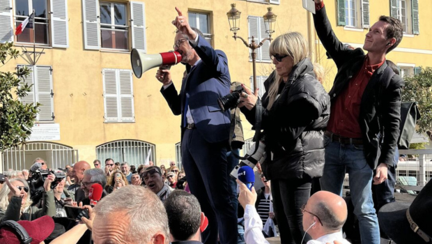 L’ancien préfet de La Réunion, Jérôme Filippini, manifeste contre la mafia en Corse