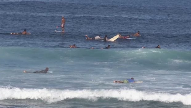 Les surfeurs à l’eau à Trois Bassins 