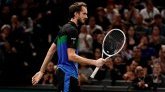 ATP Finals : Daniil Medvedev craque, balance sa raquette et brise un micro