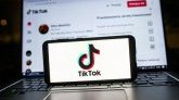 TikTok : onze familles françaises portent plainte pour risques d'addiction après des suicides d'adolescents