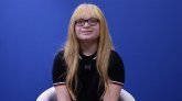 Ados extraordinaires : Inès 14 ans, collégienne atteinte d'albinisme